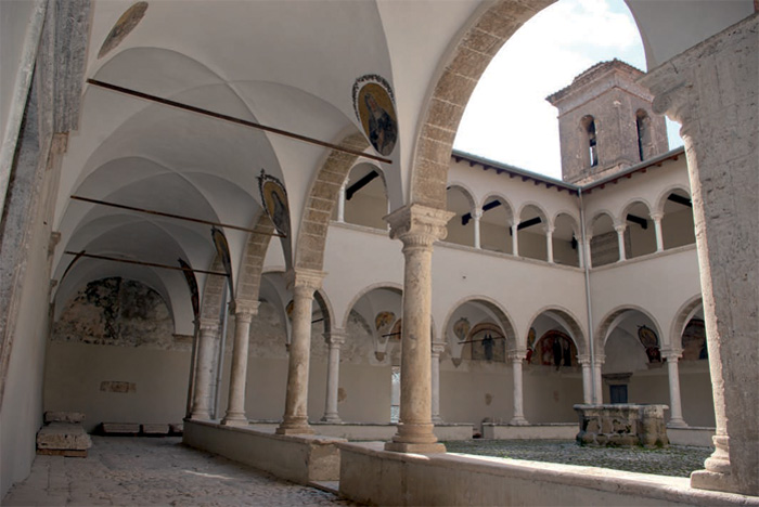Fig.10 : Cori, convento agostiniano di S. Oliva, chiostro (1480). (Foto E. Alessi).