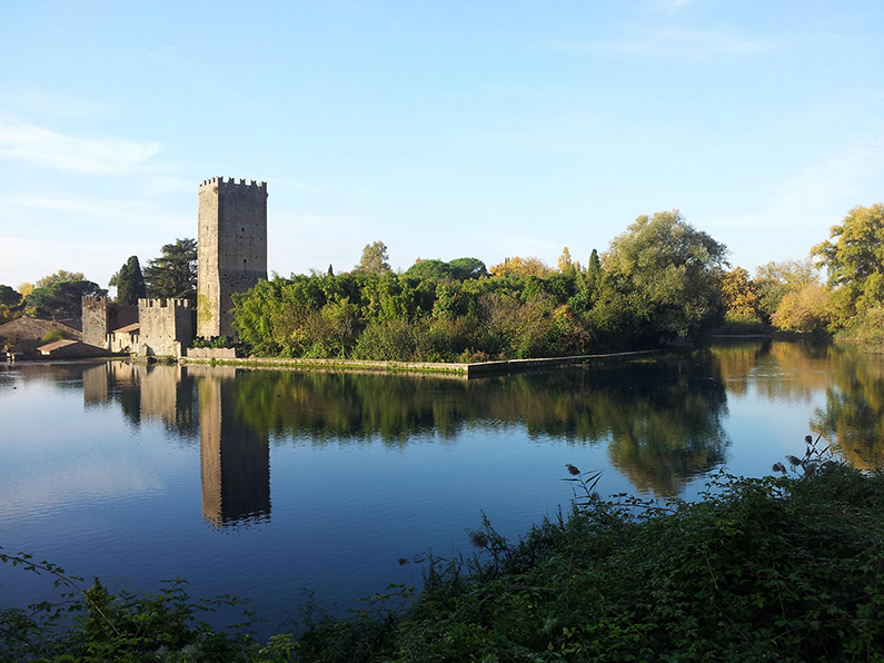 8 – Ninfa: Il castello e il lago, antico feudo dei Caetani.
