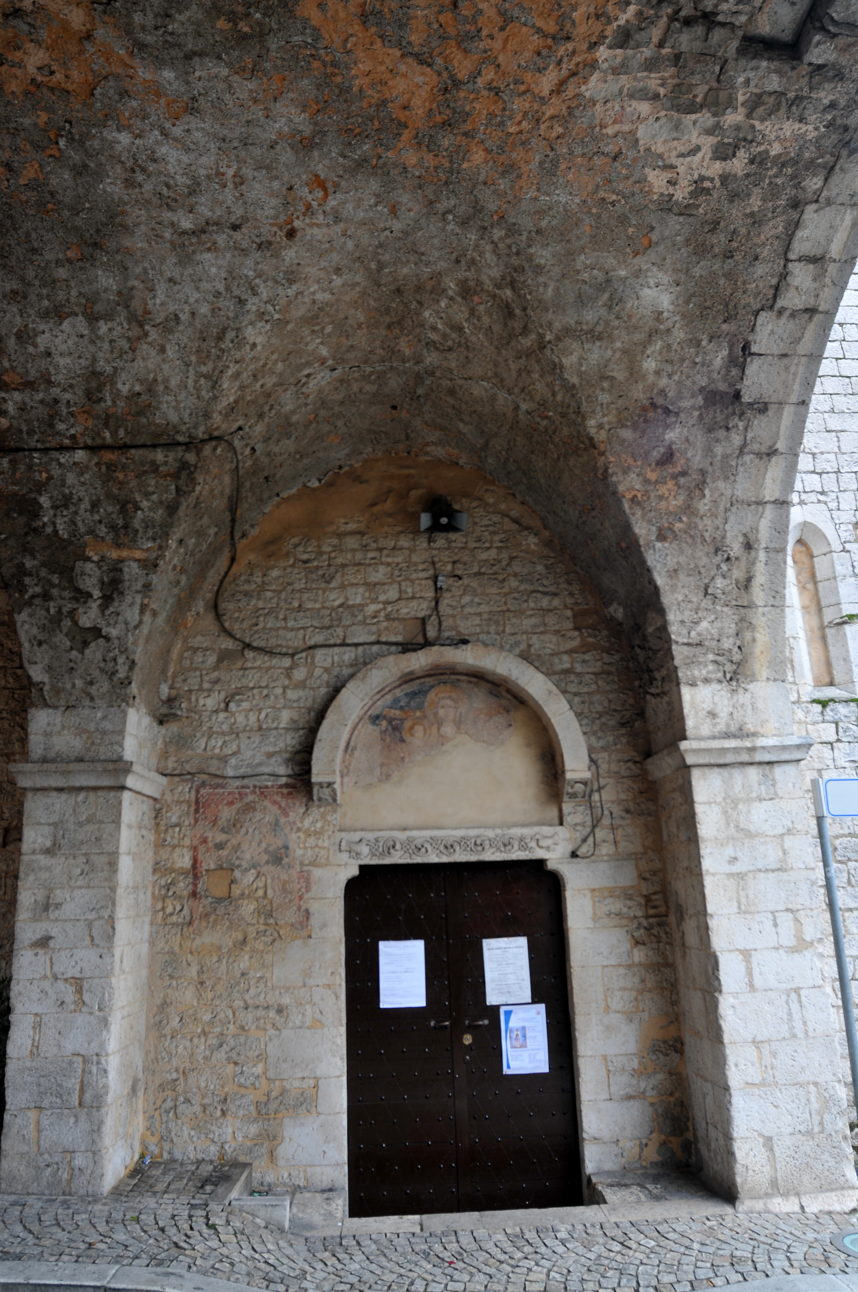 ill.16: Toballo de Janni, 1336, Architrave del portale d’ingresso chiesa S. Antonio Abate