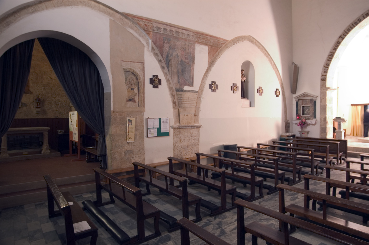 ill.24: Chiesa di SS.Cristoforo e Vito, interno, sec. XIII-XVII