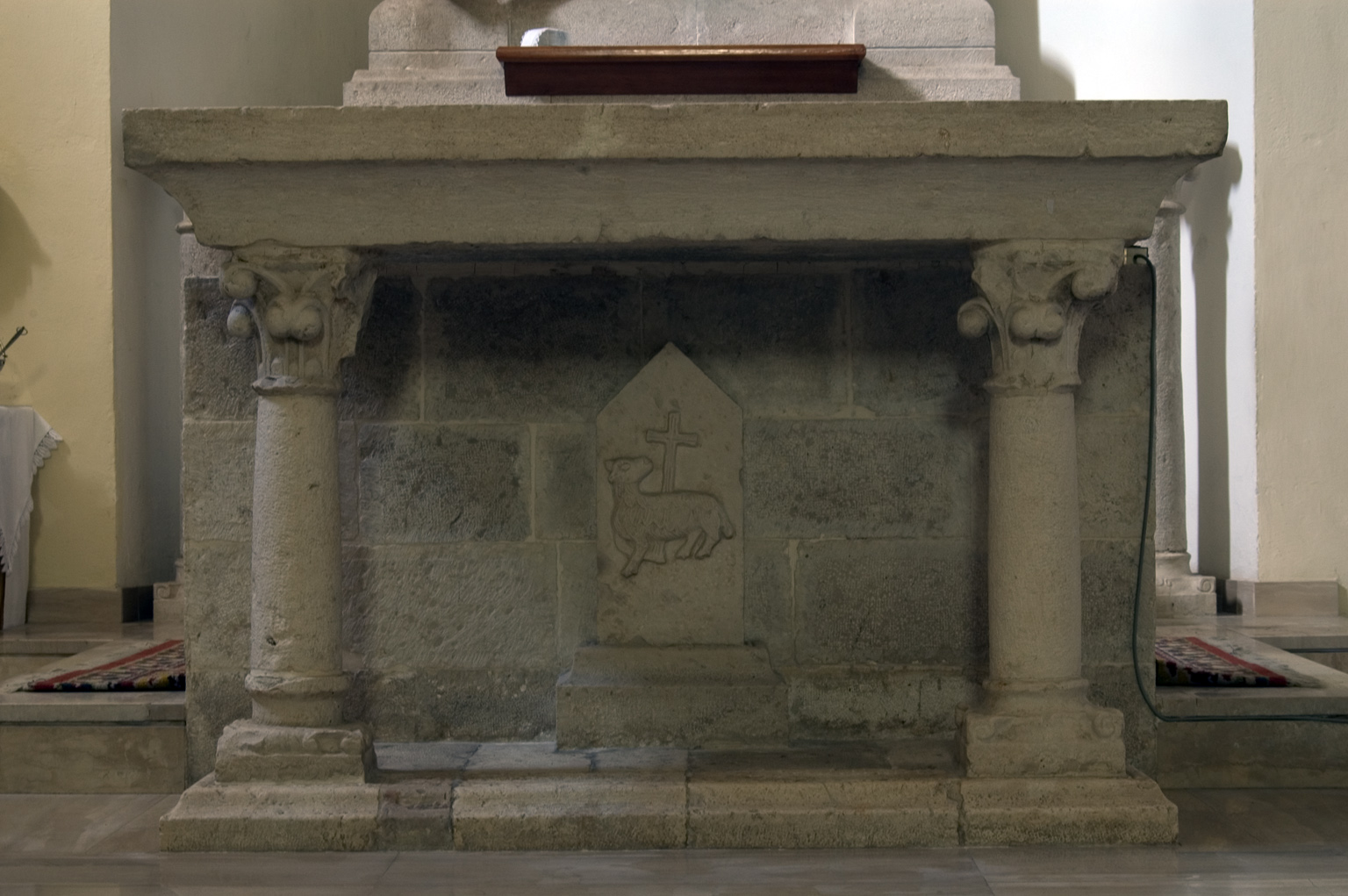 ill.27: Scuola privernate, sec. XIV-XX, Altare con rilievo dell’Agnello mistico, pietra calcarea