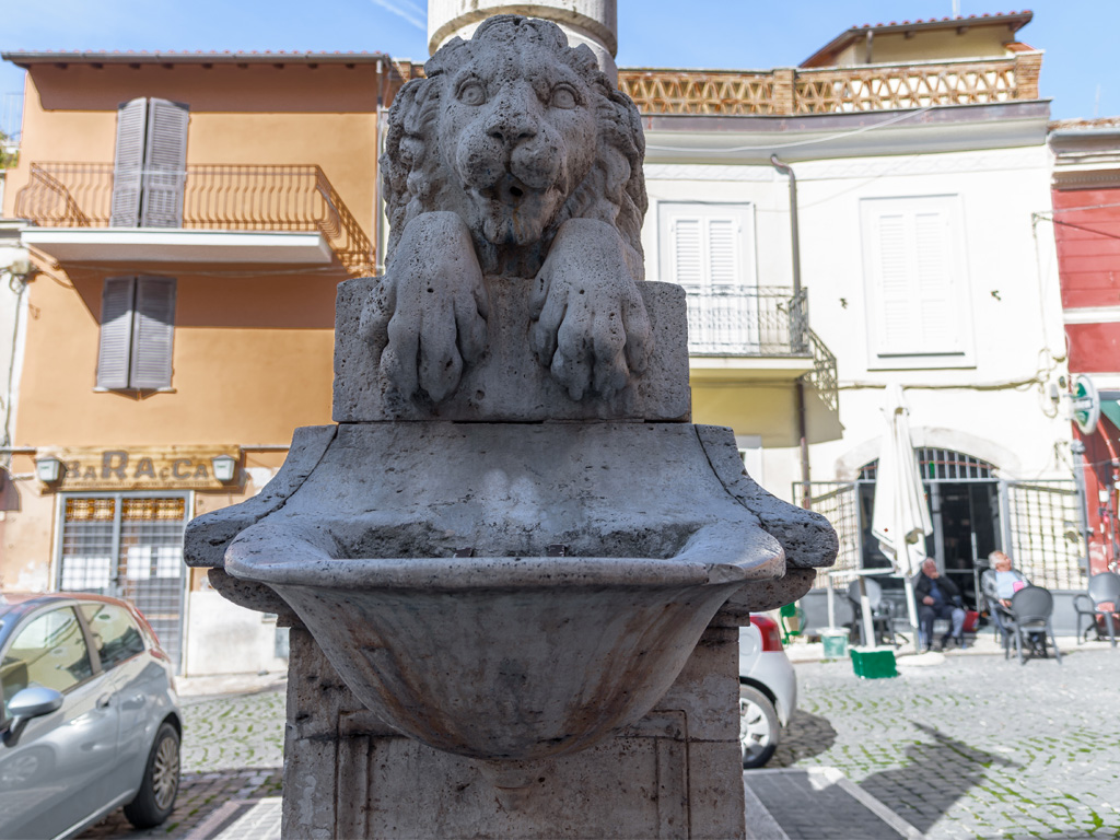 Fontana due leoni
